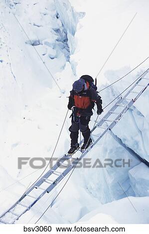 A 登山家 上に 山 Everest 交差 A クレバス 上に A はしご 中に Khumbu Icefall 中に Nepal ストックイメージ Bsv3060 Fotosearch