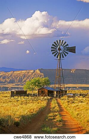 Schotterstraße, to, entfernt, bauernhaus, und, windmühle, in, utah