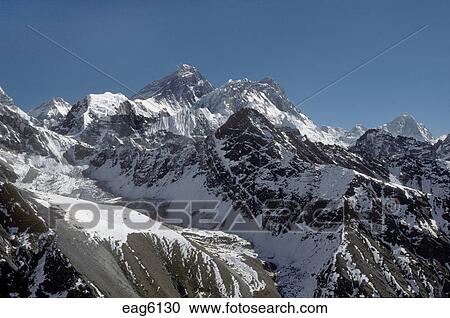 Monter Everest Les Plus Grand Montagne Dans Monde Ascensions Derrière Nuptse à A Renversant 29 Feet Banque Dimage