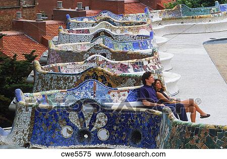 Couple Sur Banc Par Antonio Gaudi A Guell Parc Dans Barcelone Espagne Banques De Photographies Cwe5575 Fotosearch