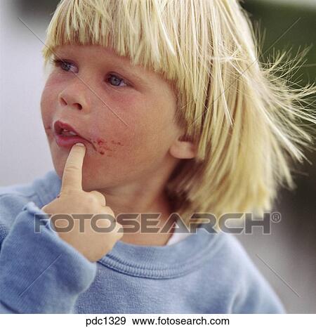 クローズアップ の A 若い 金髪 男の子 で 彼の 指 近くに 彼の 汚い 口 写真館 イメージ館 Pdc1329 Fotosearch