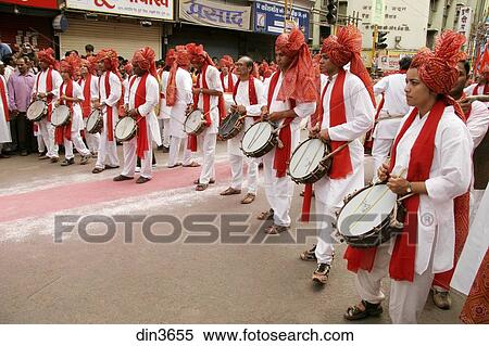 Indische Manner Frauen Tragen Weiss Kurtas Und Schlafanzug Mit Rot Scharpe Ungefahr Halse Auch Rot Kopfbedeckung Gerufen Feta Spielenden Indianer Musikinstrument Bekannt Tasha Wahrend Eintauchen Fest Von Herr Ganesh Ganpati