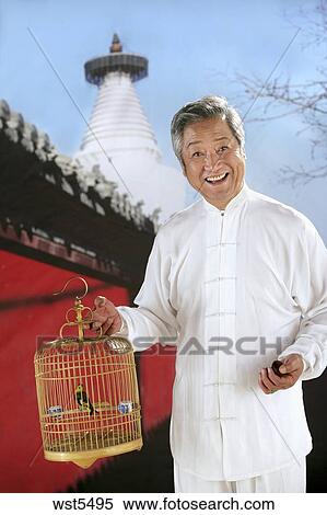 Oriental Adulte Aîné Tenue A Cage Doiseaux Banques De Photographies