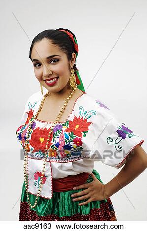 肖像画 の A 若い女性 中に 典型的 メキシコ人 衣装 地位 で 彼女 上に手 彼女 ﾋｯﾌﾟ そして 微笑 ストックイメージ c9163 Fotosearch