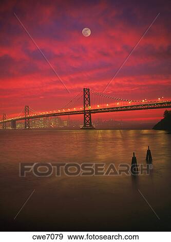 Oakland Aboient Pont Sur San Francisco Baie Sous Pleine Lune Dramatique Coucher Soleil Rouge Cieux Banque De Photo