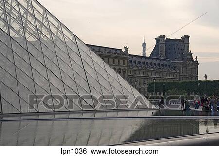 Lourve ピラミッド で Eiffel タワー 中に 背景 日没 パリ フランス 画像コレクション Lpn1036 Fotosearch