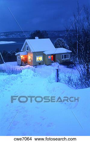 夕方 ライト から Snowbound 家 上に ロング 冬 夜 上に Lofoten 島 中に 北 ノルウェー ピクチャー Cwe7064 Fotosearch