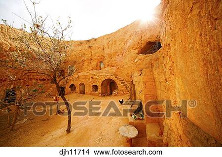 アフリカ 北アフリカ チュニジア Matmata Troglodyte ﾋﾟｯﾄ 家 ベルベル人 地下 住居 ピクチャー Djh Fotosearch