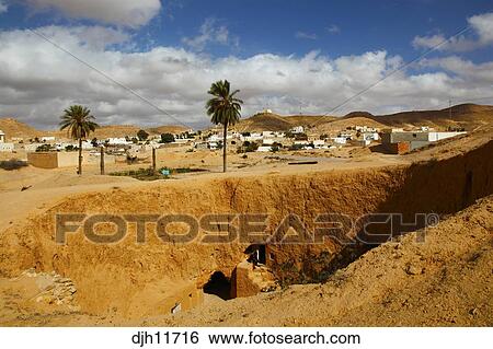 アフリカ 北アフリカ チュニジア Matmata Troglodyte ﾋﾟｯﾄ 家 ベルベル人 地下 住居 画像コレクション Djh Fotosearch