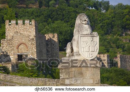 Bulgarien Europa Veliko Tarnovo Festung Von Tsarevets Haupttor Vormund Lowe Statue Halten Wappen Symbol Von Statehood Stock Fotograf Djh56536 Fotosearch