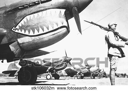 A 中国語 兵士 見張り A 線 の アメリカ人 P 40 戦闘機 飛行機 の間 Wwii ピクチャー Stkm Fotosearch