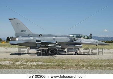 Picture - F-16D Falcon from the Republic of Singapore Air Force.. Fotosearch