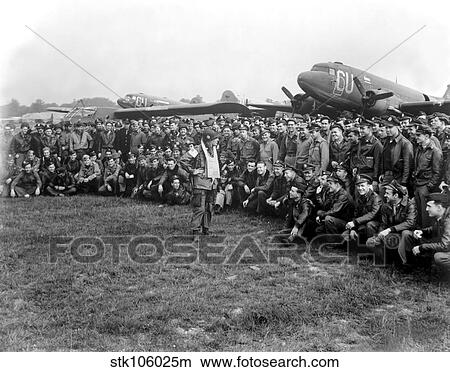 Picture - WWII artillery commander gives pilots last minute instructions before takeoff.. Fotosearch