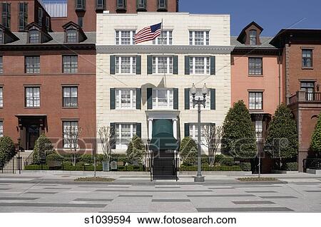 White Brick Building In Between Two Red Buildings Picture White Brick Building In Between Two Red Buildings Washington Dc Usa