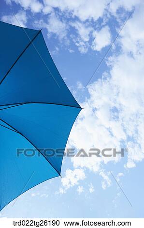 青 傘 で 青い空 クリップアート 切り張り イラスト 絵画 集 Trd022tg Fotosearch