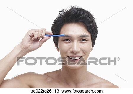 Drawing - guy shaving his eyebrows. Fotosearch