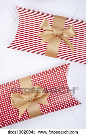Stock Illustration - gift boxes in red colours . Fotosearch