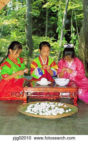 Stock Image - harvest festival, Songpyoun, Hanbok, festival days, child, woman, person. Fotosearch