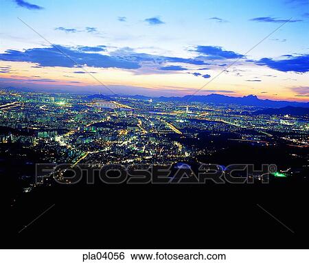 雲 赤い空 日の出 日没 都市 夜 光景 の A 都市 夜 光景 の A 都市 画像コレクション Pla Fotosearch