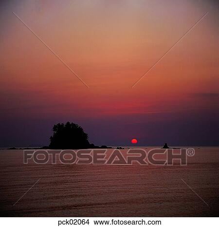 Picture - red sky, sunset, sunrise, wave, surge, ripple, shadows on the water. Fotosearch