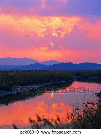 川 河岸 ライト 光線 梁 雲 赤い空 ストックイメージ Pck Fotosearch