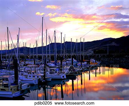 日 赤い空 日没 日の出 ニュージーランド 船 ボート ストックフォト 写真素材 Pdib05 Fotosearch