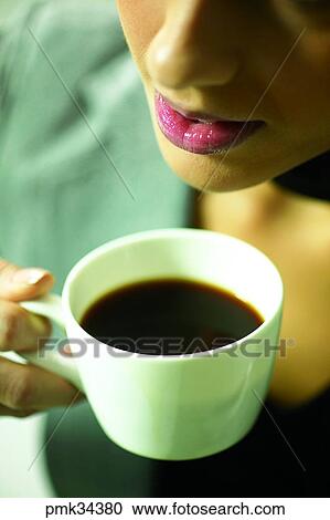 المرأة أنثى حافة بني اللون خمر القربان المقدس فنجان شاي الفأر ألبوم الصور Pmk34380 Fotosearch