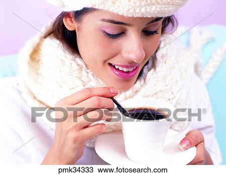 النمط للحياة المرأة أنثى بني اللون خمر القربان المقدس فنجان شاي شال ألبوم الصور Pmk34333 Fotosearch