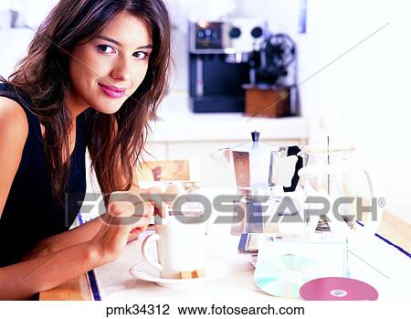 ライフスタイル 女 女性 コーヒー カップ ティーカップ ティータイム ストックイメージ Pmk Fotosearch