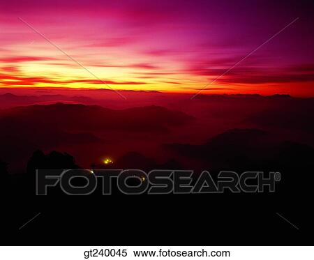 屋外 外面 夜 日没 日の出 日の出 赤い空 ストックフォト 写真素材 Gt Fotosearch