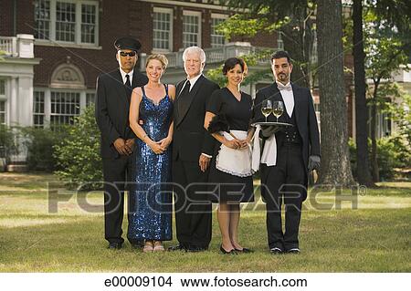 wealthy couple with servants picture e00009104
