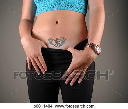 Bouton Ventre Caucasien Mode Femme Tatouage Torse Image