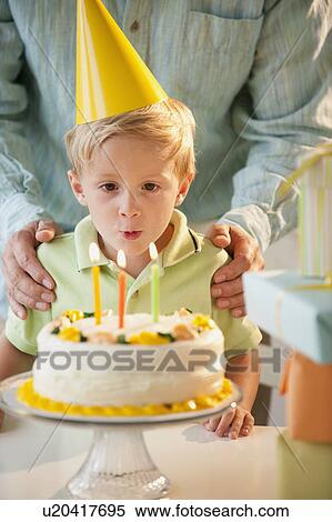 Jeune enfant souffler  dehors bougies  anniversaire 