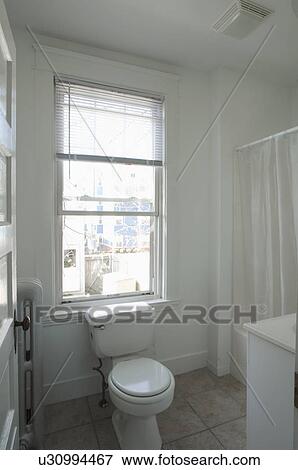 トイレ 下に 窓 中に 小さい 浴室 写真館 イメージ館 U Fotosearch