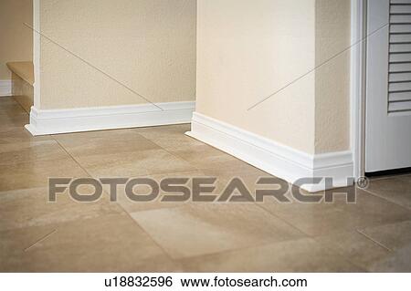 白 すそ板 前方へ セラミックタイルの床 画像コレクション U1596 Fotosearch