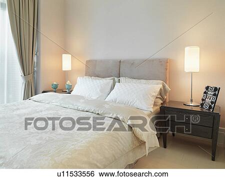 Stock Afbeeldingen - licht, gekleurde, bed, in, hippe, slaapkamer ... Stock Afbeeldingen - licht, gekleurde, bed, in, hippe, slaapkamer ...