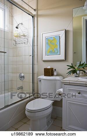 Stockfotografi lille, badeværelse, hos, glas, brusebad, dør ... Badeværelse plakater