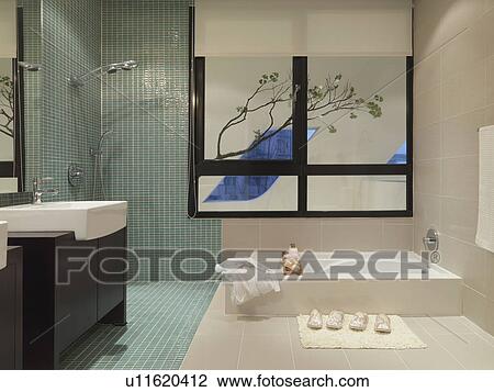 Bagno Con Piastrelle Mosaico.Moderno Bagno Con Piastrella Mosaico Doccia Archivio Immagini U11620412 Fotosearch