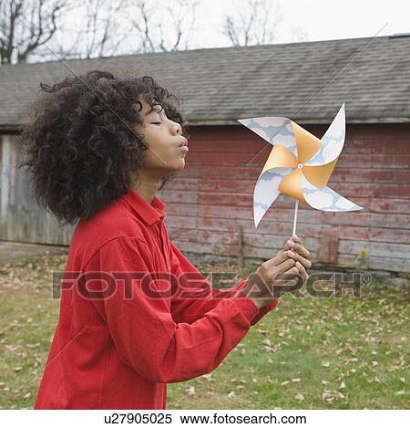 女の子 吹く おもちゃ 風車 ストックフォト 写真素材 U Fotosearch