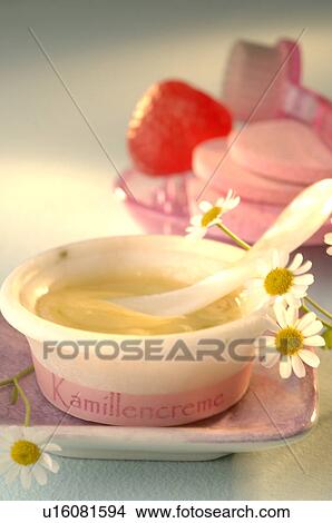 Picture - Camomile vanishing creme. Fotosearch