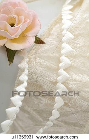 Stock Image - Geschenk mit Blüte. Fotosearch