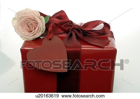 Geschenk mit Rose und Herzen View Large Photo Image Stock Photo - Geschenk mit Rose und Herzen. Fotosearch