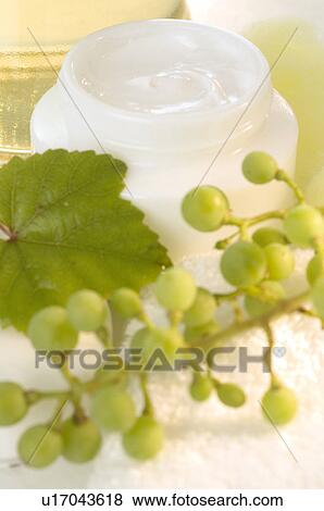 Lippenpflege-Balsam mit weißen Weintrauben View Large Photo Image Stock Photo - Lippenpflege-Balsam mit weißen Weintrauben. Fotosearch