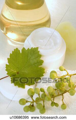 Stock Photography - Lippenpflege-Balsam mit weißen Weintrauben. Fotosearch