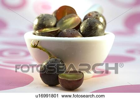 Stock Image - Rote Weintrauben. Fotosearch