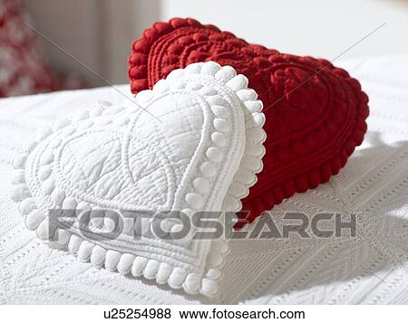Stock Photo - Rotes und weißes Herz. Fotosearch