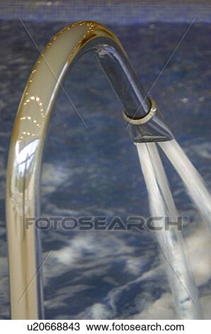Schwimmbecken mit Dusche View Large Photo Image Stock Image - Schwimmbecken mit Dusche. Fotosearch