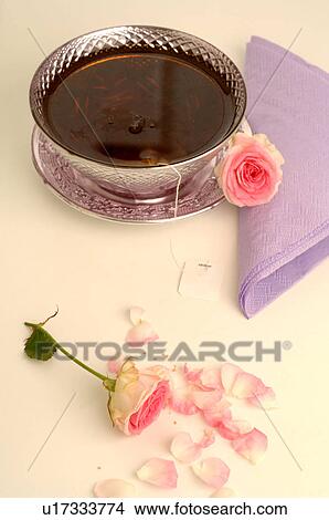 Picture - Silberne Teetasse mit Rosen. Fotosearch