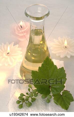 Traubenkernöl aus weißen Trauben in einer Karaffe mit Kerzen View Large Photo Image Picture - Traubenkernöl aus weißen Trauben in einer Karaffe mit Kerzen. Fotosearch