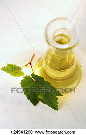 Stock Image - Traubenkernöl aus weißen Trauben in einer Karaffe. Fotosearch